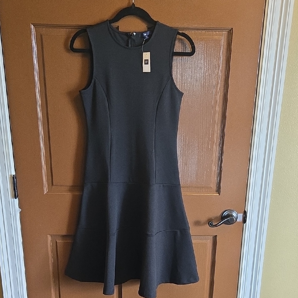 Gap-Black knit stretchy fitted dress that's fuller at bottom Sz 4 NWT